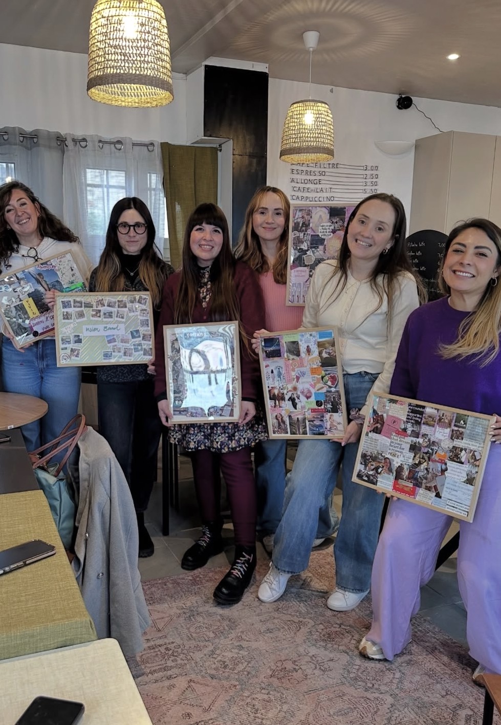 Grupo de mujeres latinas en un taller creativo